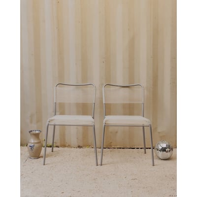 Paire de chaises en métal gris et scoubidou blanc Alma N°1854 - Bon état DEBONGOUT