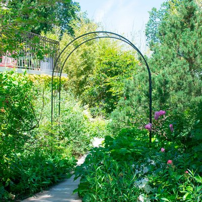 Arche de jardin en arc avec treillage noir en métal CEMONJARDIN