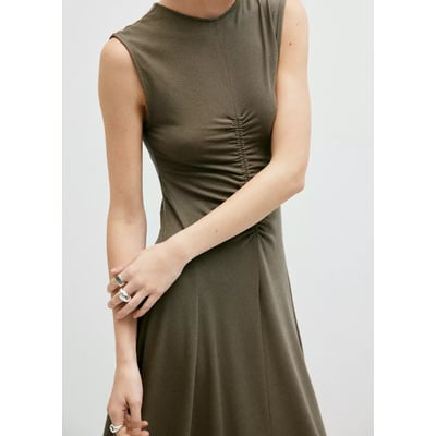 Robe en maille fluide détail froncé MANGO