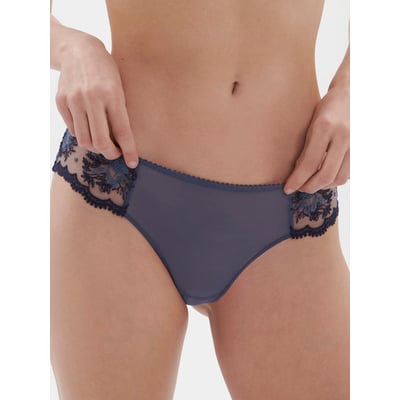 Tanga, INTRIGUE SIMONE PERELE