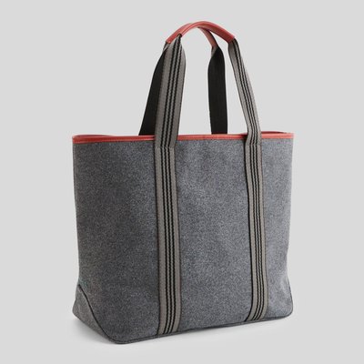 Cabas en feutrine contenant de la laine MONOPRIX