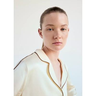 Chemise en viscose satinée avec passepoil contrasté MANGO
