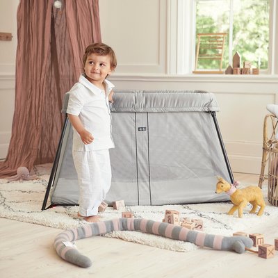 Pack de cuna de viaje ligera con sábana bajera BABYBJORN