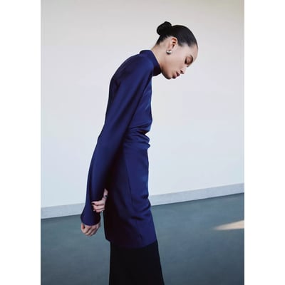 Robe en satin détail pinces MANGO