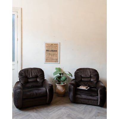 Paire de chauffeuses en velours marron Olivia N°94 - Bon état DEBONGOUT