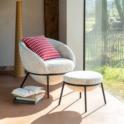 Fauteuil design et repose-pied en tissu - MERO HELLIN, DEPUIS 1862