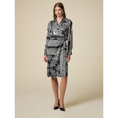 Robe réalisée en satin fluide à imprimé foulard noir et blanc OLTRE