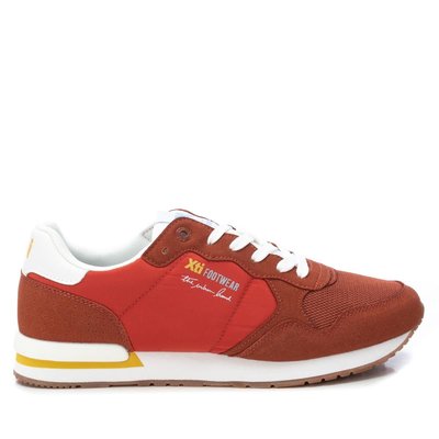 Les chaussures de sport fabriqué en matière textile XTI