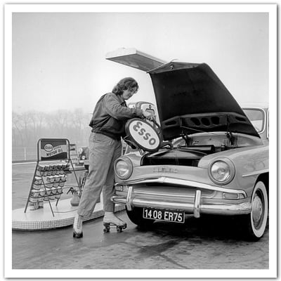 Affiche Paris - Serveuse en patins à roulettes, 1970 HEXOA