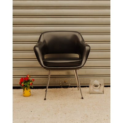 Fauteuil en cuir noir Jakob N°1446 - Bon état DEBONGOUT