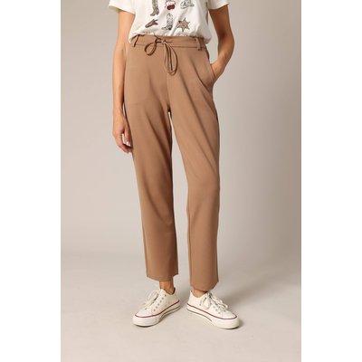 Pantalon droit avec poches italiennes
 VANIDA DEELUXE