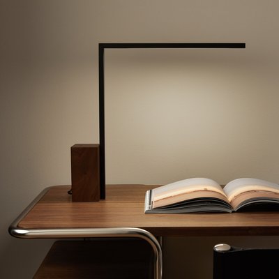 Schreibtischlampe Ikori, Eisen und Nussbaum AM.PM