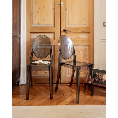 Paire de chaises en plastique fumé Alma N°2110 - Bon état DEBONGOUT