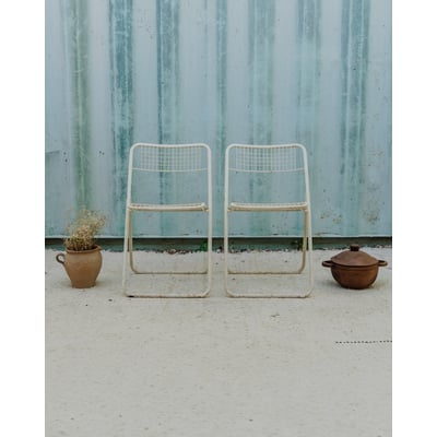 Paire de chaises en métal blanc Alma N°2014 - Bon état DEBONGOUT