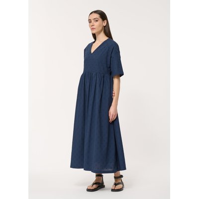 Robe cintrée oversize blanche en voile de coton brodé HUMILITY