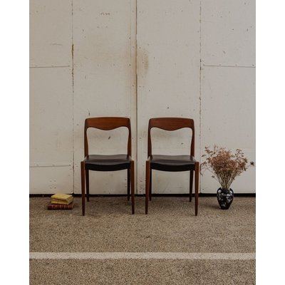 Paire de chaises scandinaves en cuir et bois Alma N°1603 - Bon état DEBONGOUT