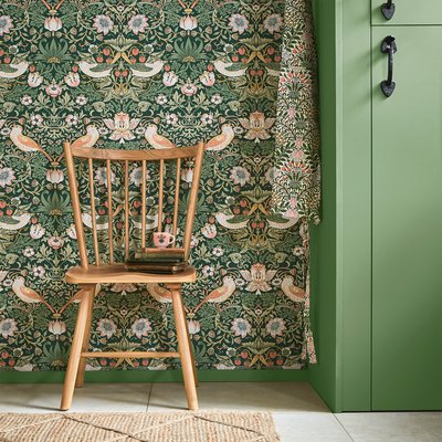 Papier peint Fleurs de fraisier et oiseaux au printemps WILLIAM MORRIS AT HOME
