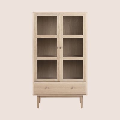 Vitrine scandinave en chêne blanchi 2 portes vitrées et 1 tiroir - ASHLEY HELLIN, DEPUIS 1862