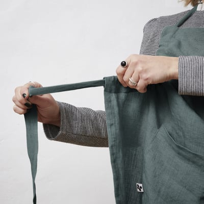 Tablier ajustable en lin lavé SOLINE  Élégance et praticité en cuisine EDEN