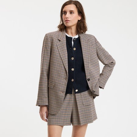 De geruite jas voor dames: een klassiek patroon in een modern jasje