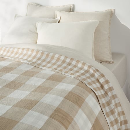 Cobertas e mantas: como adicionar conforto e estilo à sua sala?