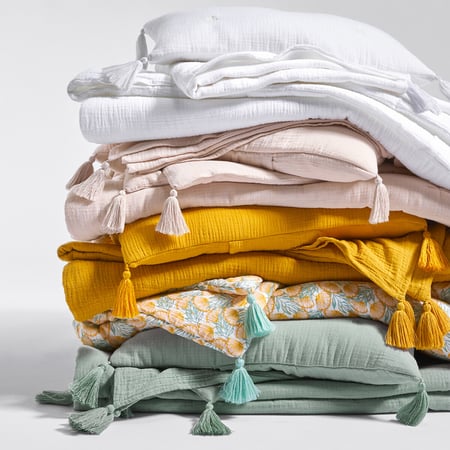 Cobertas e mantas: como adicionar conforto e estilo à sua sala?