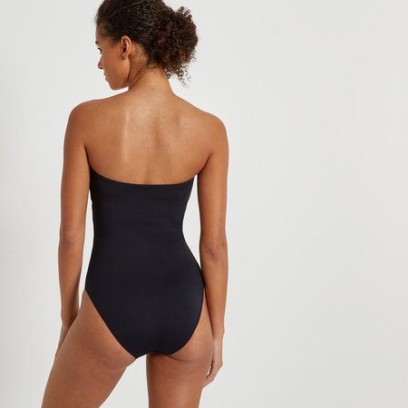 Hoe vind je een strapless badpak dat perfect blijft zitten?
