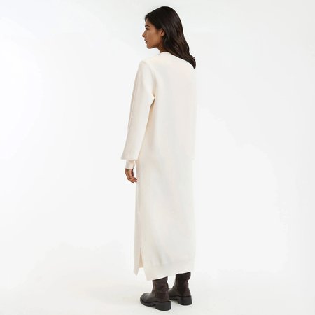 Een lange winter jurk: hoe blijf je elegant en warm?