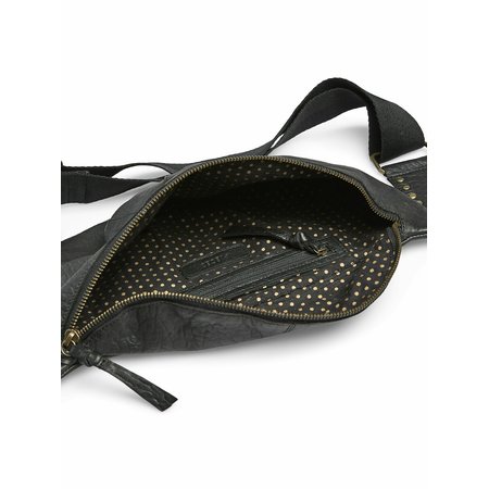 Comment porter le sac banane pour un style chic et moderne ?