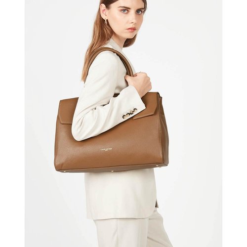 Tote bag with flap clearance