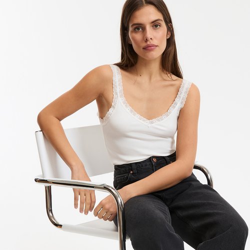 Camiseta de tirantes con cuello en pico y detalle de encaje La