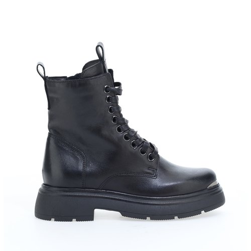 Boots lacees en cuir avec bout en metal