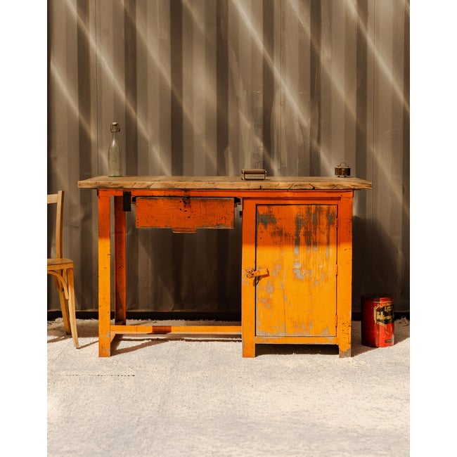 Bureau en bois et métal orange Fernand N°425 - Bon état Couleur bois foncé <span itemprop=