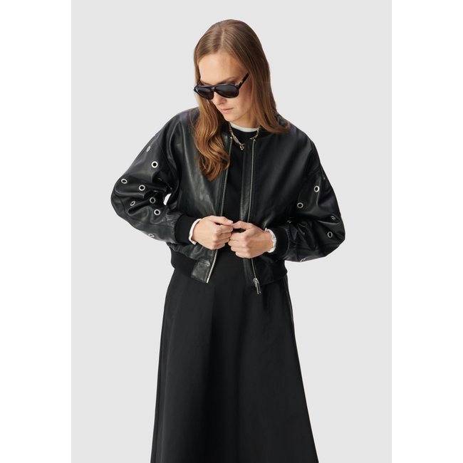Bomber court cuir décor maxi oeillets noir <span itemprop=