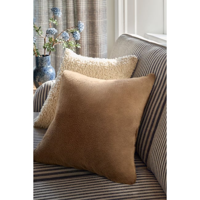 Coussin en imitation fourrure pelucheuse luxe marron mink <span itemprop=