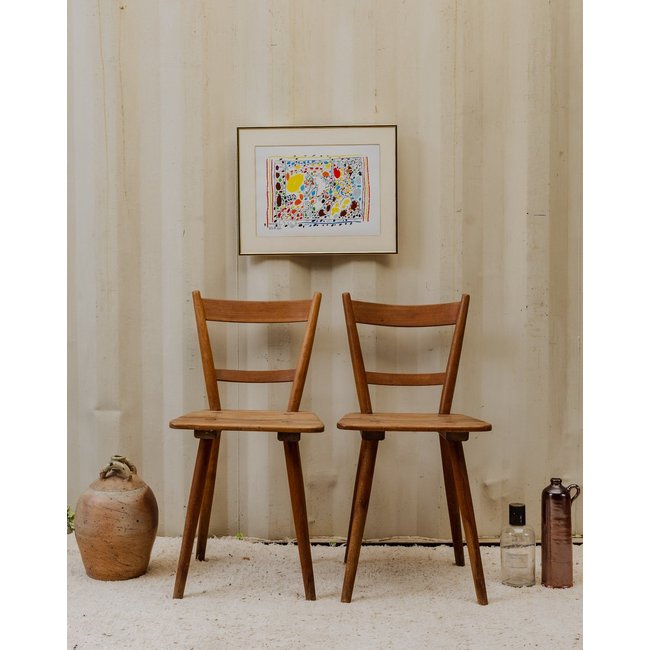 Paire de chaises en bois Claude N°1279 - Bon état Couleur bois foncé <span itemprop=