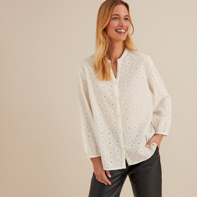 Blusa com bordado inglês, gola redonda, mangas 3/4 marfim <span itemprop=