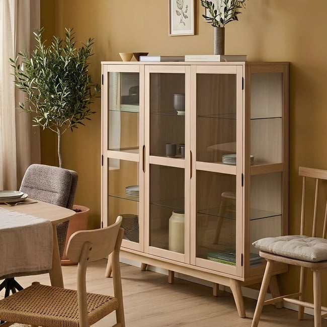 Vitrine 3 portes vitrée en chêne blanchi L140 - MARTINE Couleur bois clair <span itemprop=
