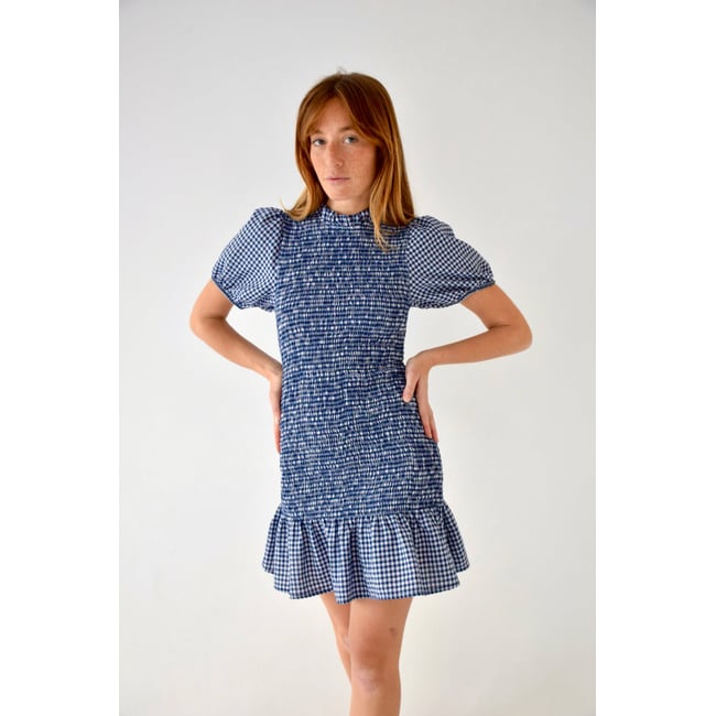 Robe courte vichy smockée CHÍA bleu marine / blanc <span itemprop=