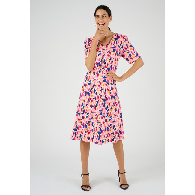 Robe larges plis effet drapé blanc rose imp. <span itemprop=