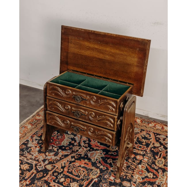Travailleuse en bois foncé Brigitte N°370 - Bon état Couleur bois foncé <span itemprop=