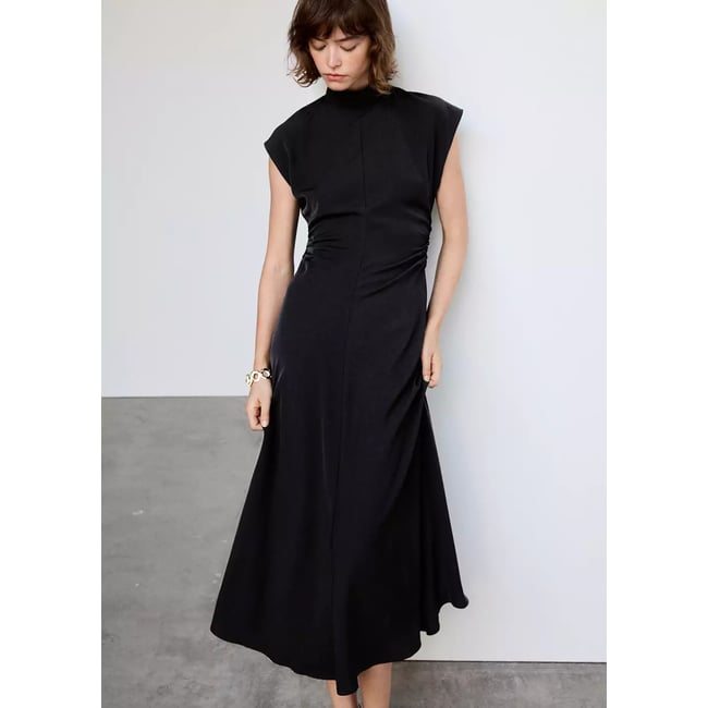 Robe à col cheminée et fronces noir <span itemprop=