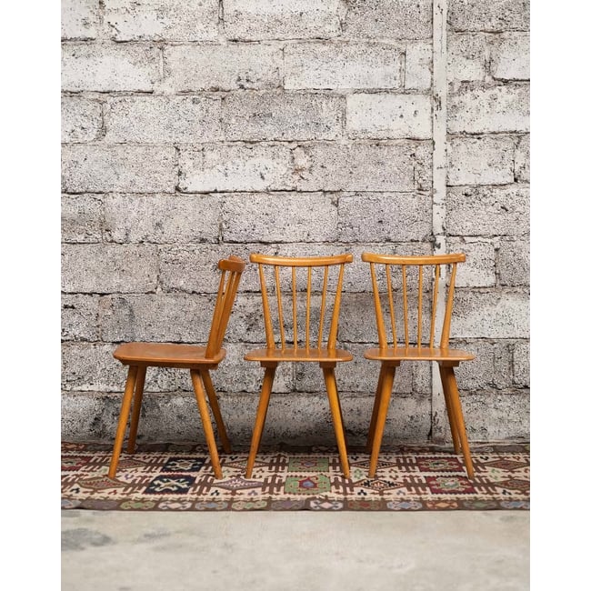 Paires de chaises à barreaux Alma N°1720 - Bon état Couleur bois clair <span itemprop=