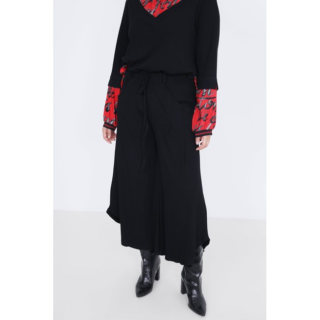 Pantalon style jupe culotte en maille unie à petites cotes noir <span itemprop=