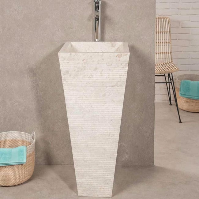 Vasque en pierre carrée sur pied pyramide GUIZEH Couleur crème <span itemprop=