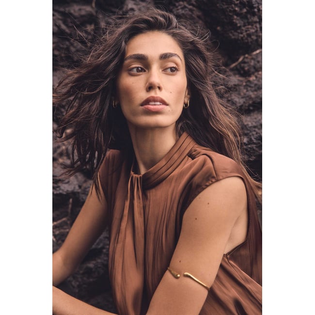 Blouse satinée sans manches MARLON caramel <span itemprop=