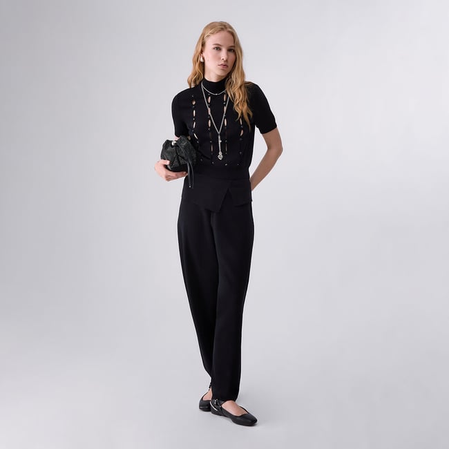 Pull à col camionneur avec découpes et perles noir <span itemprop=