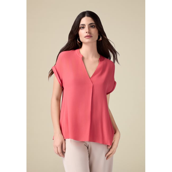 Chemisier avec bordures en satin rouge <span itemprop=
