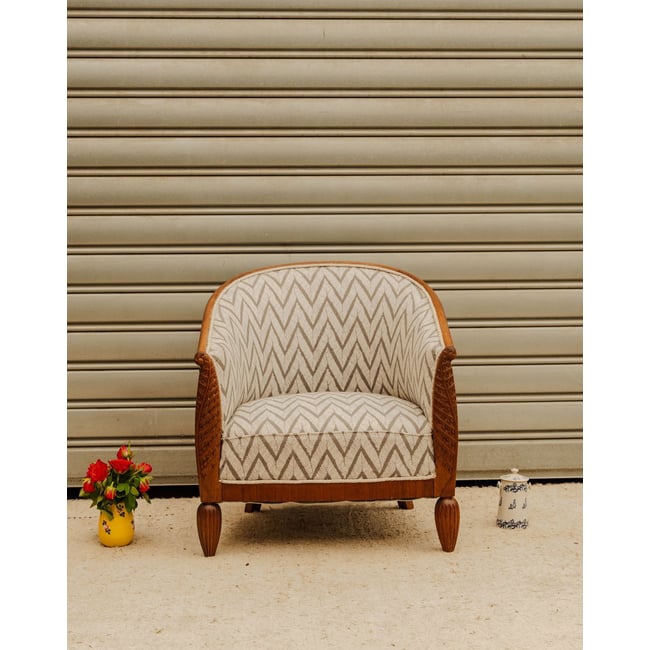 Fauteuil en tissu blanc à motifs Ernest N°1645 - Bon état Couleur blanc <span itemprop=