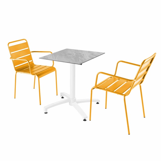 Table en HPL inclinable pied blanc et 2 chaises avec accoudoirs en métal jaune <span itemprop=